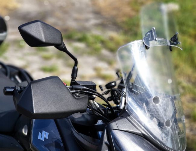 Дополнительный дефлектор на штатном ветровом стекле мотоцикла Suzuki DL 650 V-strom