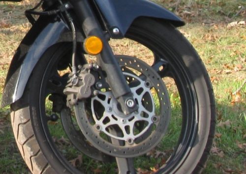 Дисковый тормоз на переднем колесе мотоцикла Suzuki DL 650 V strom