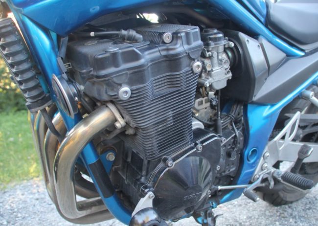 Карбюраторный двигатель на мотоцикле Suzuki GSF 650 Bandit 2005 года выпуска