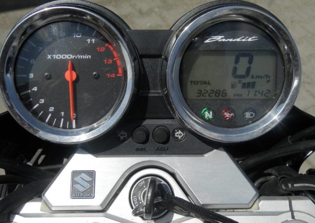 Приборная панель смешанного типа на байке Suzuki GSF 650 Bandit с пробегом более 30000 км