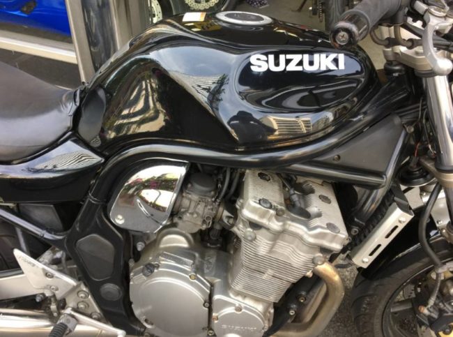 Четырехцилиндровый двигатель на нейкеде Suzuki GSF 750 японского производства