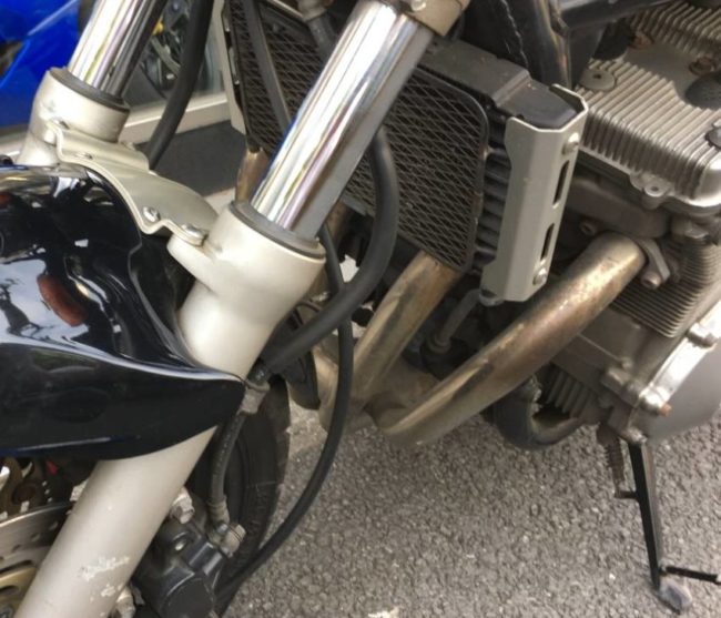 Хромированные перья передней вилки мотоцикла Suzuki GSF 750 дорожного типа