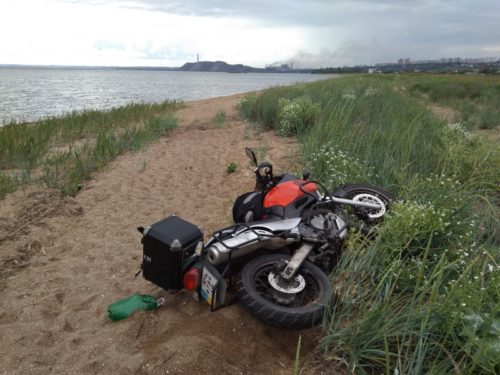 Мотоцикл Suzuki XF 650 Freewind в лежачем положении на песке
