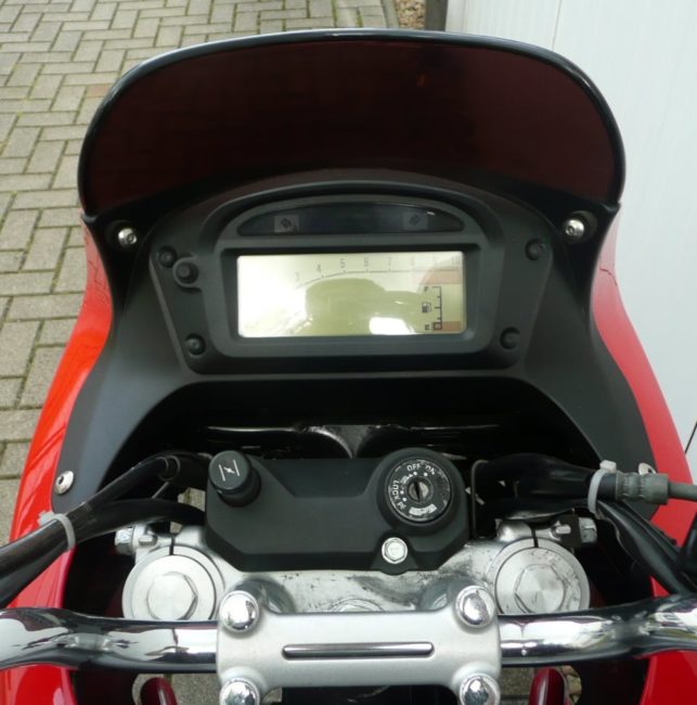 Цифровая панель приборов на дорожном мотоцикле Suzuki XF 650 Freewind