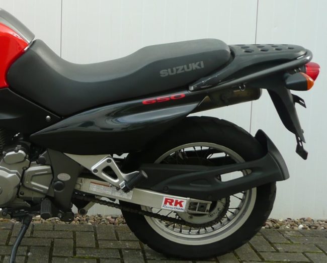 Удобное сидение мотоцикла Suzuki XF 650 Freewind с штатным багажником