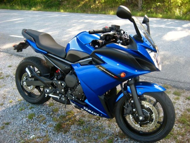 Мотоцикл Yamaha XJ6 Diversion с объемными боковыми обтекателями из пластика