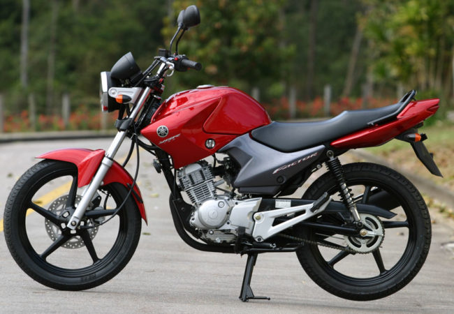 Малиновая окраска дорожного мотоцикла Yamaxa YBR125 японского производства