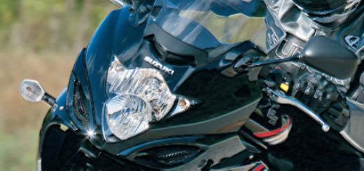 Suzuki GSX650F райдер кладёт на бок в повороте мотоцикл 2007 года выпуска