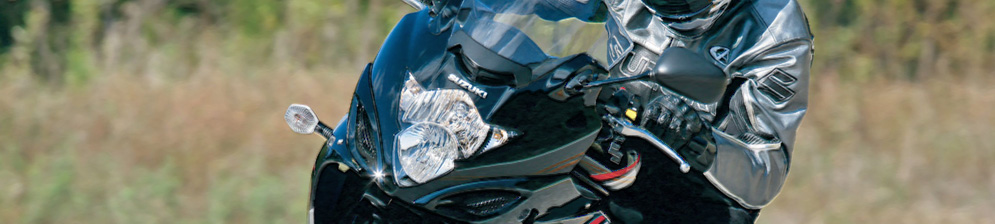 Suzuki GSX650F райдер кладёт на бок в повороте мотоцикл 2007 года выпуска