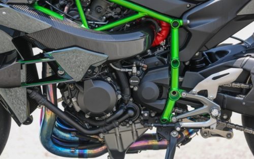 Четырехцилиндровый двигатель на спортивном байке H2R Kawasaki Ninja