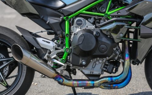 Черная матовая крышка на двигателе спорт-байка H2R Kawasaki Ninja