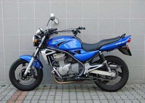 Сдвоенное сидение на мотоцикле Kawasaki ER-5 синего цвета