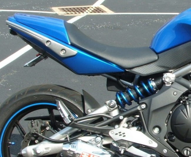Синяя пружина на заднем амортизаторе байка Kawasaki-ER-6-N с коротким седлом