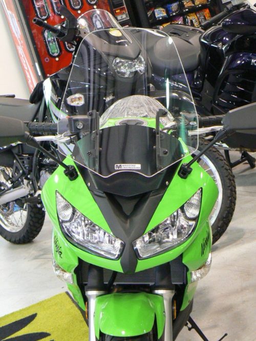 Зеленый обтекатель с узкими фарами на мотоцикле Kawasaki-ER-6-F