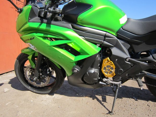 Объемный обтекатель из зеленого пластика сбоку мотоцикла Kawasaki-ER-6-F
