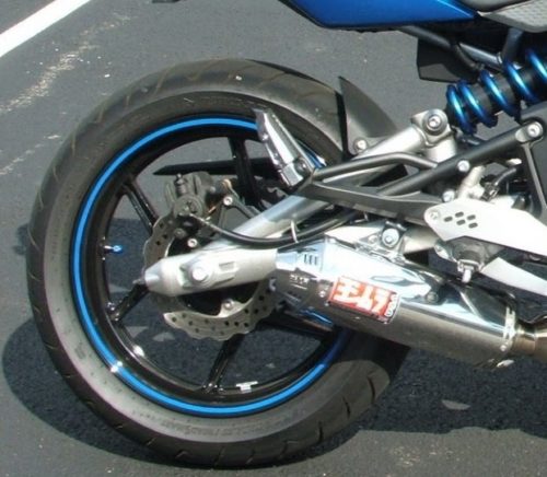Задние колесо с дисковым тормозом на байке Kawasaki ER 6 синего цвета