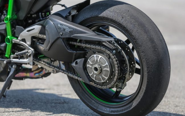 Пластиковый щиток на цепью мотоцикла Kawasaki Ninja H2R гоночного типа