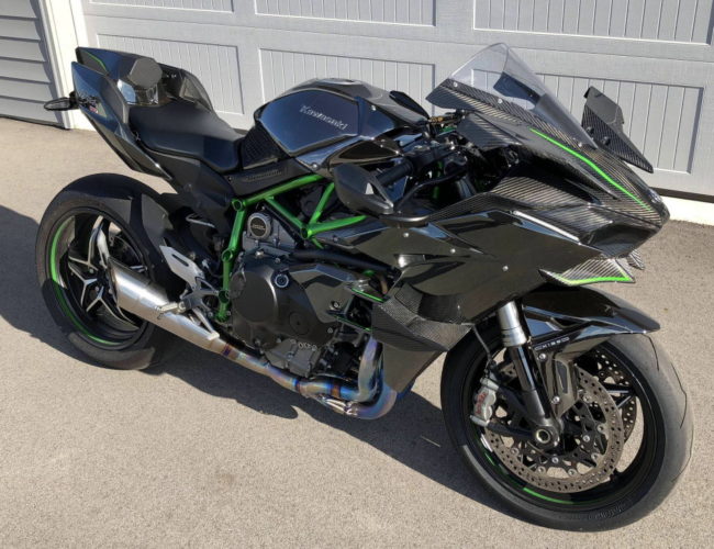 Черные обтекатели на гоночной модели мотоцикла Kawasaki Ninja H2R