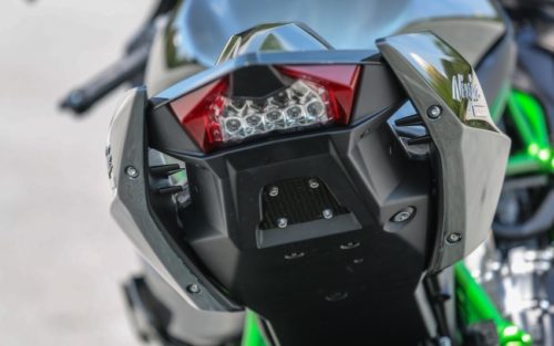 Светодиодный фонарь в заднем крыле болида Kawasaki Ninja H2R