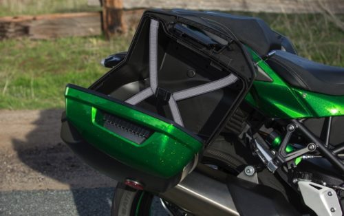 Открытый боковой кофр в задней части мотоцикла Kawasaki Ninja H2