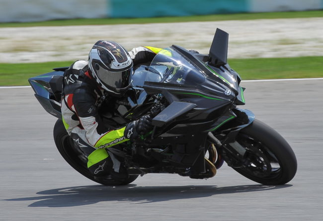 Трековая гонка на спортивном болиде Kawasaki Ninja H2R 2019 года выпуска