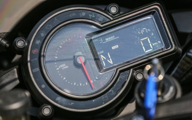 Приборная панель на гоночном мотоцикле Kawasaki Ninja H2R