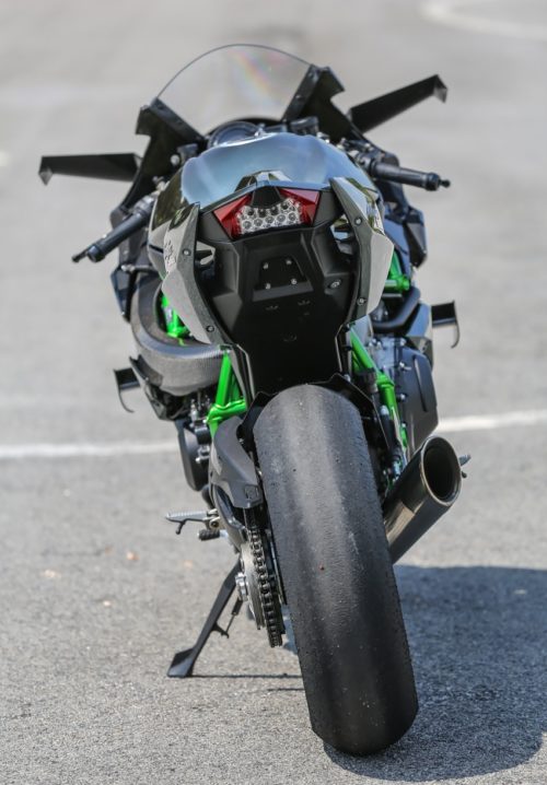 Трековая покрышка на заднем колесе спорт-байка Kawasaki Ninja H2R