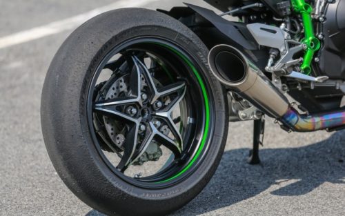 Литое заднее колесо на байке Kawasaki Ninja H2R с дисковым тормозом