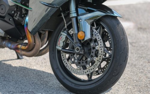 Тормозные диски на переднем колесе мотоцикла Kawasaki Ninja H2R