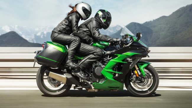 Парень с девушкой на мотоцикле Kawasaki Ninja H2R класса супер-спорт