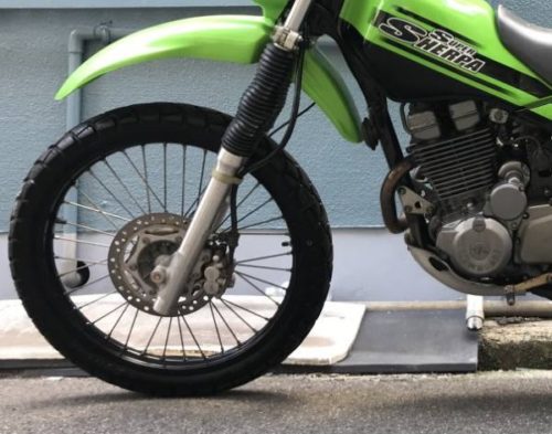 Переднее колесо с гидравлическим тормозом на мотоцикле Kawasaki KL250