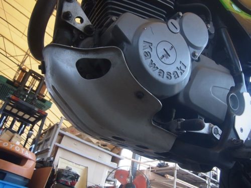 Металлический защитный щиток снизу двигателя на Kawasaki KL250 Super Sherpa