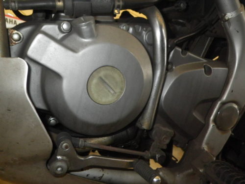 Пробка на заливном отверстии в крышке мотора на Kawasaki KLE 250