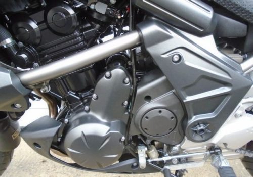 Матовые повехности бензинового двигателя мотоцикла Kawasaki KLE Versys 650 японского производства
