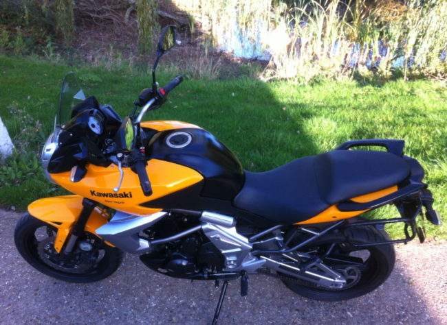 Широкое и удобное сидение на мотоцикле Kawasaki KLE Versys 650 с желтым крылом