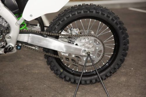 Цепной привод заднего колеса на мотоцикле Kawasaki KX250F с алюминиевым маятником