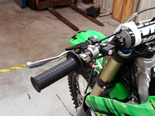 Рычаг сцепления на руле мотоцикла модели Kawasaki KX250F