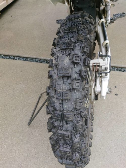 Кроссовая резина на заднем колесе байка Kawasaki KX250F