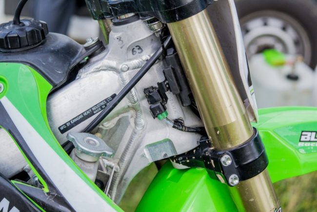 Специальный разъем для карты управления двигателем на колонке мотоцикла Kawasaki KX250F