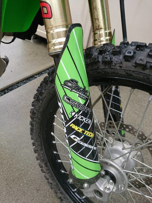 Защитные пластиковые щитки на перьях вилки мотоцикла Kawasaki KX250F