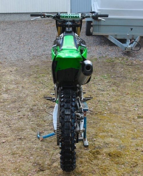 Фото задней части кроссового мотоцикла Kawasaki KX250F