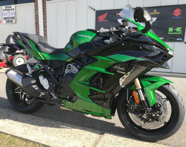 Черно-зеленая окраска спортивного мотоцикла Kawasaki Ninja H2 версии SX