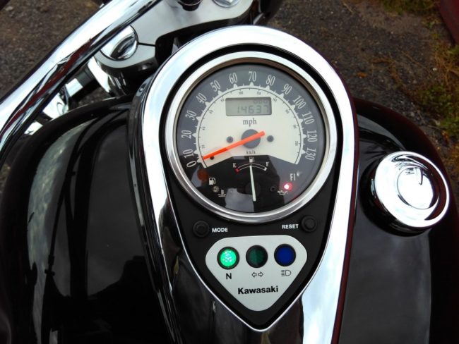 Приборная панель смешанного типа на бензобаке мотоцикла Kawasaki VN900 vulcan