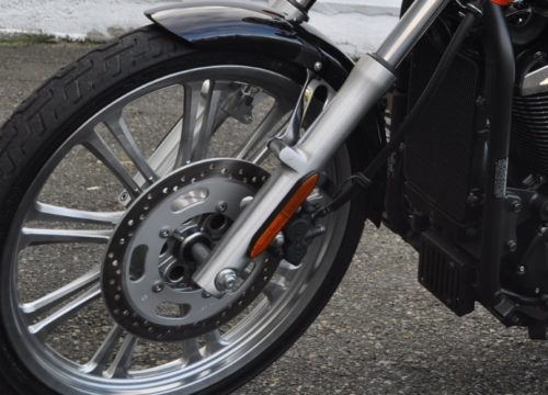 Тормозной диск на переднем колесе мотоцикла Kawasaki VN900 vulcan