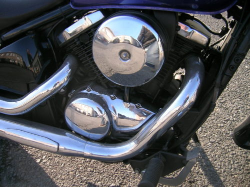 Хромированные крышке на двухцилиндровом двигателе байка Kawasaki Vulcan VN 400