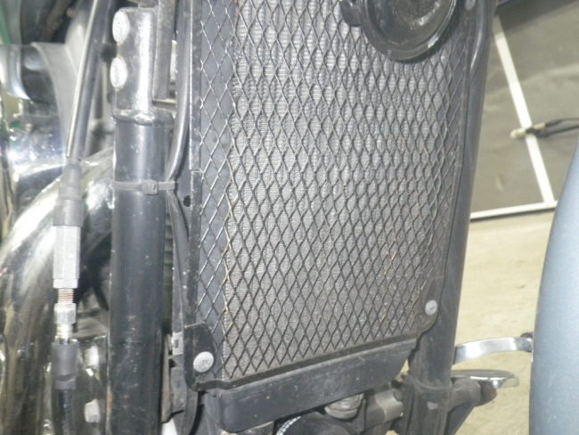 Крепление радиатора к роме мотоцикла Kawasaki Vulcan VN 400 класса круизер