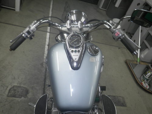 Руль и бензобак с приборной панелью на мотоцикле Kawasaki Vulcan VN 400