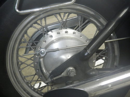 Заднее колесо мотоцикла Kawasaki Vulcan VN 400 с барабанным тормозом