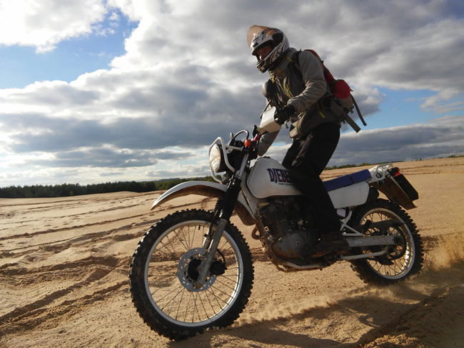 Японский мотоцикл Suzuki Djebel 200 класса эндуро на песчаной трассе