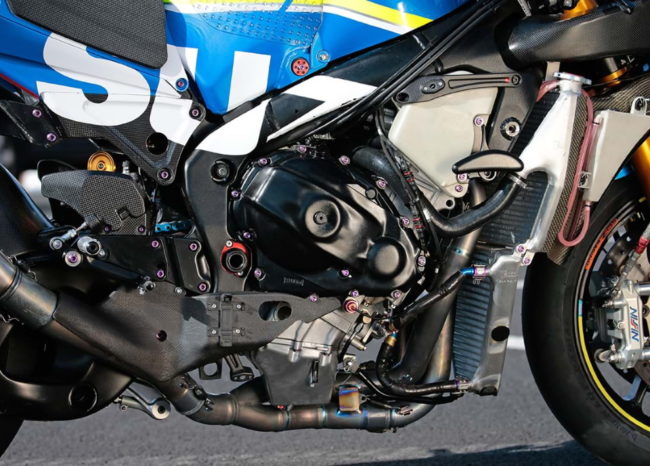 Двигатель на раме мотоцикла Suzuki GSX R1000 без боковых обтекателей